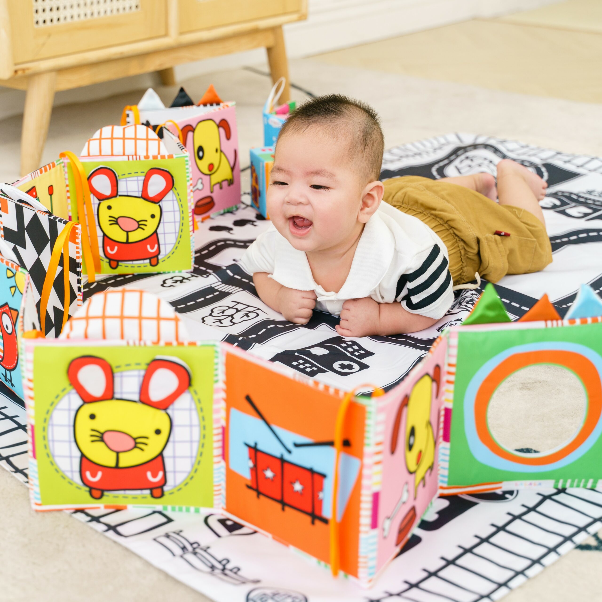 Quây cũi kiêm sách vải kích thích thị giác - Ảnh 6